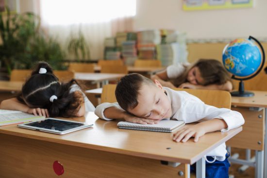 Niños durmiendo en clase Niños durmiendo en clase