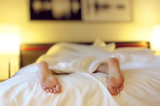 Dormir en la cama Dormir en la cama. Dominio público.